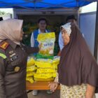 Kajari Musi Rawas Dr Ema Siti Huzaemah SH MH saat bincang bersama warga di kegiatan Operasi Pasar Murah Ramadhan yang di gelar di Halaman Kejari Musi Rawas