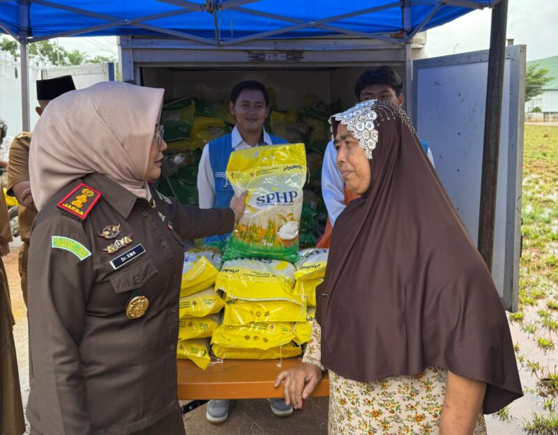 Kajari Musi Rawas Dr Ema Siti Huzaemah SH MH saat bincang bersama warga di kegiatan Operasi Pasar Murah Ramadhan yang di gelar di Halaman Kejari Musi Rawas