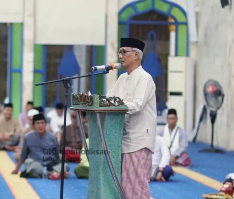 Wakil Wali Kota Lubuk Linggau, H Rustam Effendi, menghadiri kegiatan Salat Tarawih berjamaah yang dilanjutkan dengan peringatan Nuzulul Qur’an tingkat Pemerintah Kota Lubuk Linggau Tahun 1447 Hijriah di Masjid Agung As-Salam Lubuk Linggau