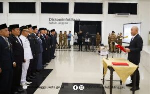 Wali Kota Lubuklinggau, H Rahmat Hidayat ketika melantik 167 pejabat di lingkungan Pemkot Lubuklinggau.