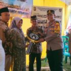 Kapolres Musi Rawas, AKBP Agung Adhitya Prananta, S.H., S.I.K., M.H menyerahkan kunci Rumah Bedah untuk Warga Desa Babat secara simbolis