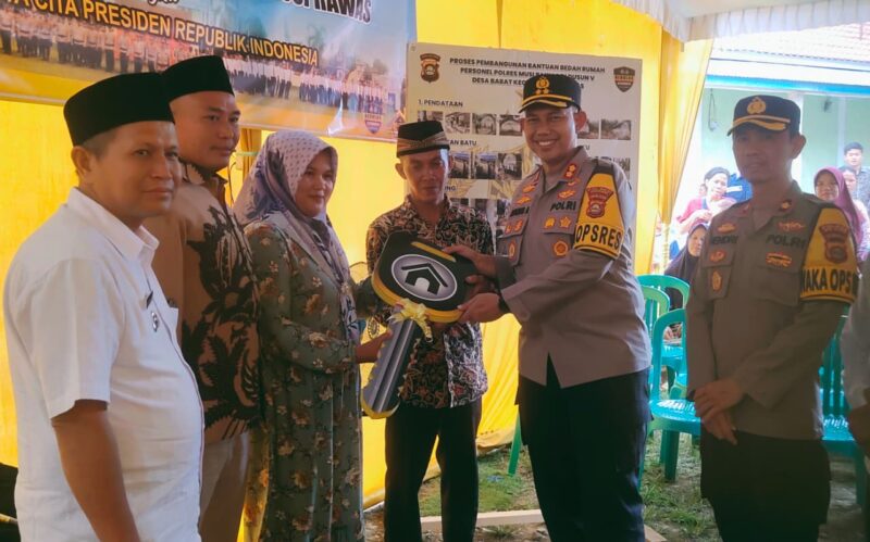 Kapolres Musi Rawas, AKBP Agung Adhitya Prananta, S.H., S.I.K., M.H menyerahkan kunci Rumah Bedah untuk Warga Desa Babat secara simbolis