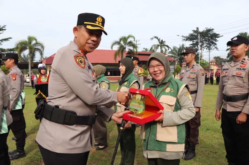 Kapolres Musi Rawas, Agung Adhitya Prananta, memberikan piagam penghargaan kepada puluhan personel Polres Musi Rawas serta penyuluh pertanian atas loyalitas dan dedikasi dalam mendukung program ketahanan pangan