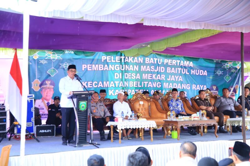 Wagub Sumsel Cik Ujang melakukan peletakan batu pertama Pembangunan Masjid Baitul Huda di Desa Mekar Jaya, Kecamatan Belitang Madang Raya, Kabupaten OKU Timur