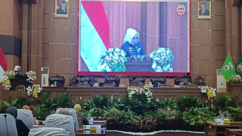Bupati Musi Rawas Hj Ratna Machmud saat di Rapat Paripurna DPRD Musi Rawas 