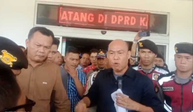 Ketua DPRD Musi Rawas Firdaus Cik Ola saat menyampaikan tanggapan dari aksi masyarakat peduli Sovia