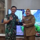 Foto bersama Pangdam II Sriwijaya Mayjen TNI Ujang Darwis bersama Bupati Musi Rawas Hj Ratna Machmud 