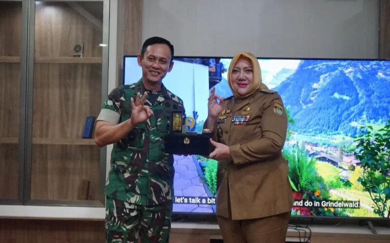 Foto bersama Pangdam II Sriwijaya Mayjen TNI Ujang Darwis bersama Bupati Musi Rawas Hj Ratna Machmud 