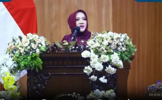 Bupati Musi Rawas Hj Ratna Machmud saat di Rapat Paripurna DPRD Musi Rawas dalam Rangka Hari Jadi Kabupaten Musi Rawas ke 83 