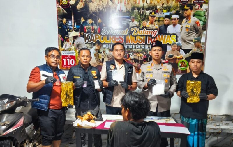Kapolres Musi Rawas AKBP Agung Adhitya Prananta didampingi Kasat Narkoba Polres Mura Iptu Jemmy Amin Gumayel dan Kanit Narkoba Julpin Pakpahan berserta barang bukti dan pelaku