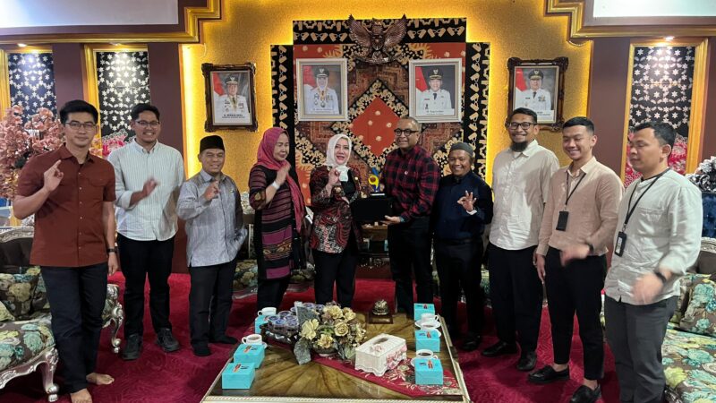 Sr. Manager PEP Pendopo Field Hermansyah dan Manager Relations PHR Zona 4 Frans A. Hukom bersilaturahmi dengan Bupati Musi Rawas Ratna Machmud di Rumah Dinas Bupati Musi Rawas, (8/5)