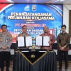 Direktur Utama PHR Muhammad Arifin menandatangani MoU dengan Kapolda Sumsel Irjen Sandi Nugroho di Ruang Serbaguna Lantai 2 Gedung di Gedung Presisi Polda Sumatera Selatan, Palembang, (11/5)