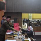 Bupati Musi Rawas Hj Ratna Machmud menyampaikan Empat Raperda Strategis kepada Ketua DPRD Musi Rawas Firdaus SE 