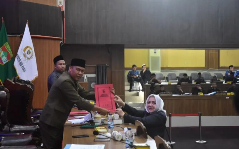 Bupati Musi Rawas Hj Ratna Machmud menyampaikan Empat Raperda Strategis kepada Ketua DPRD Musi Rawas Firdaus SE 