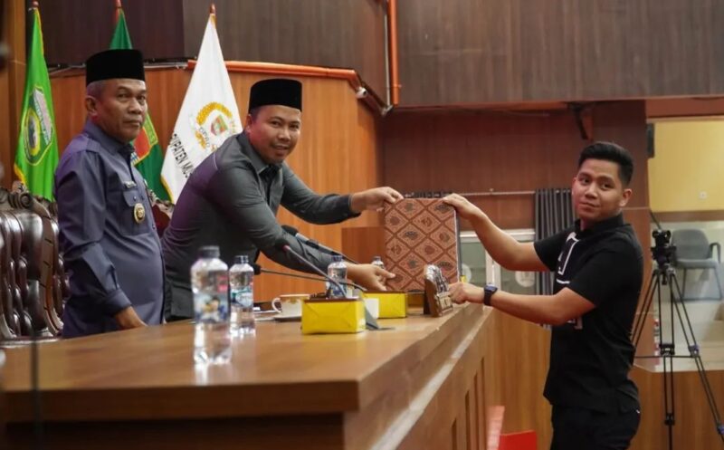 Rapat Paripurna DPRD Musi Rawas umum fraksi-fraksi dewan terhadap penyampaian dan penjelasan empat rancangan peraturan daerah (Raperda) Kabupaten Musi Rawas Tahun 2026.