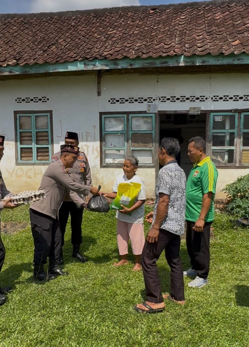 Bakti Sosial Jumat Berkah Berbagi yang dilaksanakan oleh Satuan Pembinaan Masyarakat (Sat Binmas) Polres Musi Rawas di Dusun III, Desa S Kertosari, Kecamatan Purwodadi, Kabupaten Musi Rawas