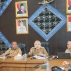 Bupati Musi Rawas, Hj. Ratna Machmud, bersama Wakil Bupati Musi Rawas memimpin Rapat Koordinasi Stabilisasi Harga Tandan Buah Segar (TBS) Kelapa Sawit di Ruang Rapat Bina Praja Setda Kabupaten Musi Rawas,