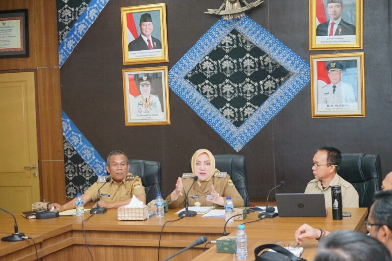 Bupati Musi Rawas, Hj. Ratna Machmud, bersama Wakil Bupati Musi Rawas memimpin Rapat Koordinasi Stabilisasi Harga Tandan Buah Segar (TBS) Kelapa Sawit di Ruang Rapat Bina Praja Setda Kabupaten Musi Rawas,
