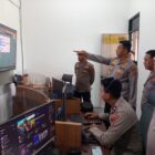Kapolres Musi Rawas AKBP Agung Adhitya Prananta memantau titik panas (hotspot) secara real time melalui sistem Dashboard Televisi di ruang Command Center dan layanan Call Center 110 Sentral Pelayanan Kepolisian Terpadu (SPKT) Polres Musi Rawas.