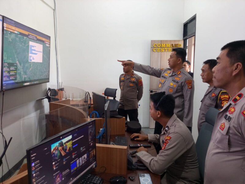 Kapolres Musi Rawas AKBP Agung Adhitya Prananta memantau titik panas (hotspot) secara real time melalui sistem Dashboard Televisi di ruang Command Center dan layanan Call Center 110 Sentral Pelayanan Kepolisian Terpadu (SPKT) Polres Musi Rawas.