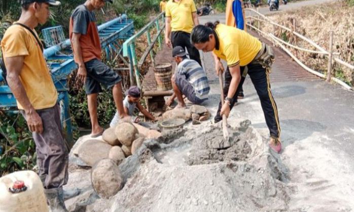 Polsek Jayaloka Bersama Warga Perbaiki Tanggul Jembatan Rusak Akibat Longsor