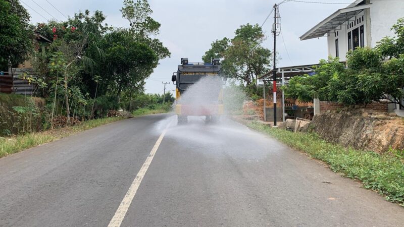 dampak musim kemarau akibat fenomena El Nino dan pemanasan global, Polres Musi Rawas mengerahkan kendaraan Water Cannon melakukan penyiraman beberapa ruas jalan