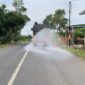 dampak musim kemarau akibat fenomena El Nino dan pemanasan global, Polres Musi Rawas mengerahkan kendaraan Water Cannon melakukan penyiraman beberapa ruas jalan