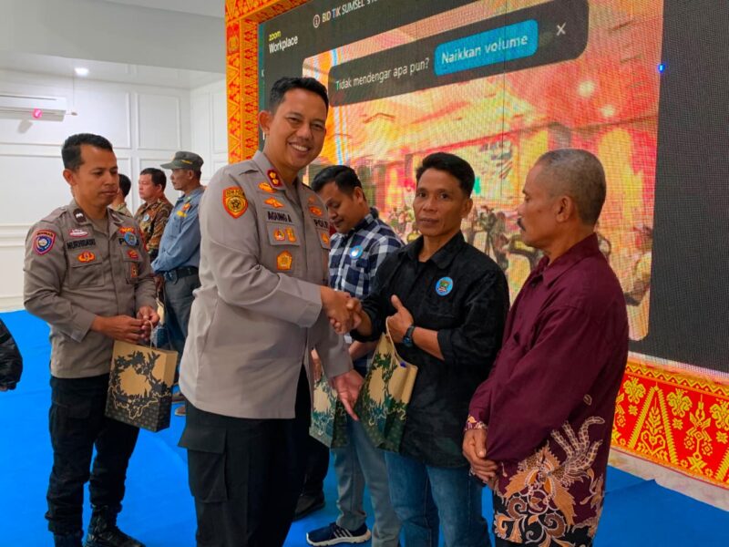 Kapolres Sematkan Pin Nyago Musi Rawas Aman Bae kepada Peserta Pelatihan Satkamling
