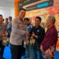 Kapolres Sematkan Pin Nyago Musi Rawas Aman Bae kepada Peserta Pelatihan Satkamling