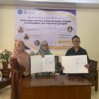 penandatanganan Implementation Agreement oleh Ketua JMSI Sumsel, Dr Firdaus Komar MSi, yang juga Ahli Pers Dewan Pers, Ketua Program Studi Akuntansi, Dr Riza Syahputra SE MAk Ak CA CPA, serta Ketua Program Studi Manajemen, Dr Yolanda Veybitha SE MSi.