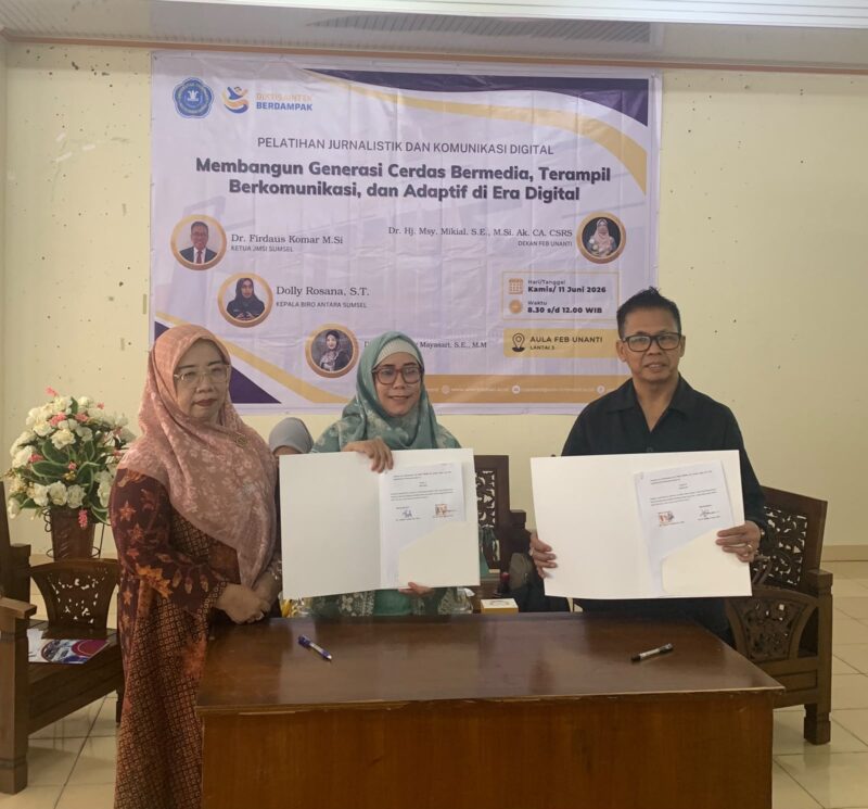 penandatanganan Implementation Agreement oleh Ketua JMSI Sumsel, Dr Firdaus Komar MSi, yang juga Ahli Pers Dewan Pers, Ketua Program Studi Akuntansi, Dr Riza Syahputra SE MAk Ak CA CPA, serta Ketua Program Studi Manajemen, Dr Yolanda Veybitha SE MSi.