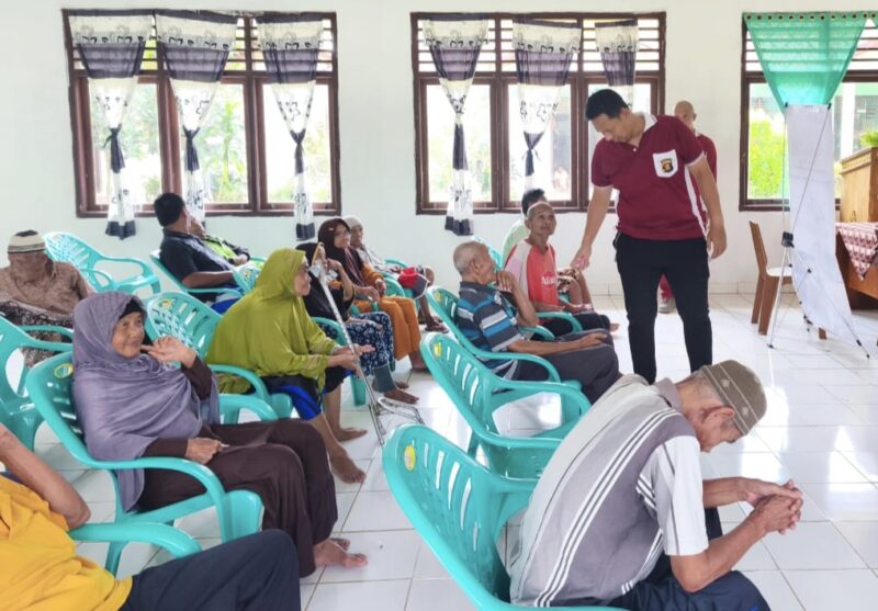 Kapolres Musi Rawas AKBP Agung Adhitya Prananta, S.H., S.I.K., M.H., melaksanakan kegiatan bhakti sosial di Panti Jompo Harapan Kita, Desa Mataram, Kecamatan Tugumulyo