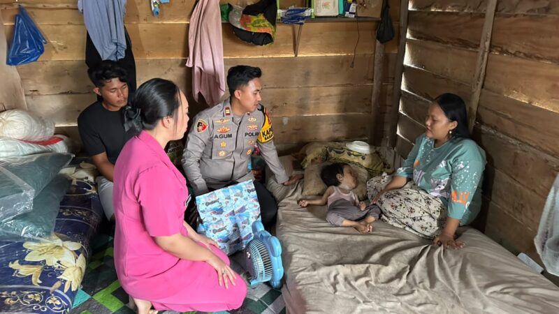 Polsek Babat Supat Polres Musi Banyuasin menyalurkan bantuan kemanusiaan kepada seorang anak penderita hidrosefalus di Desa Suka Maju