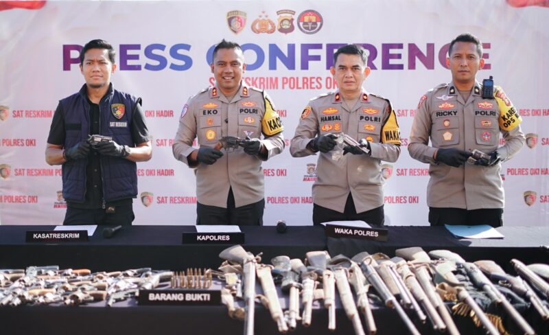 Polres Ogan Komering Ilir (OKI) berhasil mengamankan tiga orang pelaku kepemilikan senjata api (senpi) ilegal pada pekan pertama pelaksanaan Operasi Senpi Musi 2026.