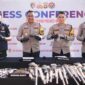 Polres Ogan Komering Ilir (OKI) berhasil mengamankan tiga orang pelaku kepemilikan senjata api (senpi) ilegal pada pekan pertama pelaksanaan Operasi Senpi Musi 2026.