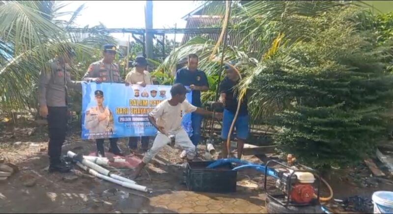 Polsek Tugumulyo Polres Musi Rawas melaksanakan bakti sosial berupa pembangunan sumur bor di Masjid Ar Rohman, Kali Sereng, Kelurahan B Srikaton, Kecamatan Tugumulyo, Kabupaten Musi Rawas