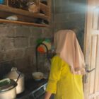 Keluarga Kecil Usman warga Desa Bangun Rejo melakukan aktivitas memasak dengan memanfaatkan Jargas Rumah Tangga