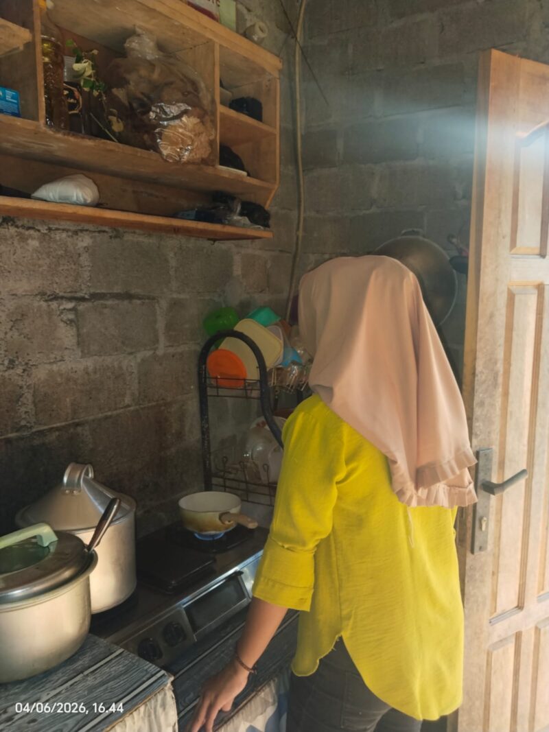Keluarga Kecil Usman warga Desa Bangun Rejo melakukan aktivitas memasak dengan memanfaatkan Jargas Rumah Tangga
