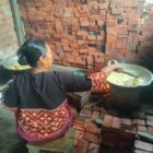Salah seorang anggota KWT Mekar Jaya melakukan aktivitas di dapur produksi