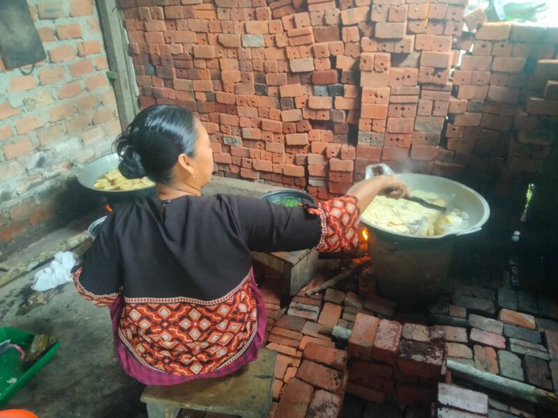Salah seorang anggota KWT Mekar Jaya melakukan aktivitas di dapur produksi
