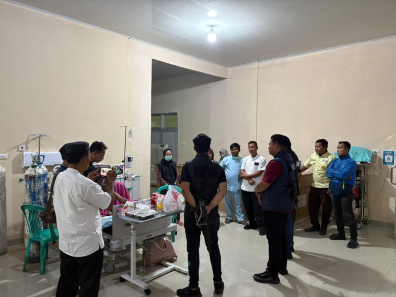 Anggota menemui pasien di ICU RSUD Martapura 