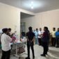 Anggota menemui pasien di ICU RSUD Martapura 