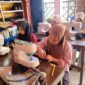 Program Sekolah Kembali Pertamina EP Adera Field membuka ruang bagi anak-anak putus sekolah untuk kembali mengenyam pendidikan sekaligus mempelajari keterampilan menjahit yang menjadi bekal setelah lulus.