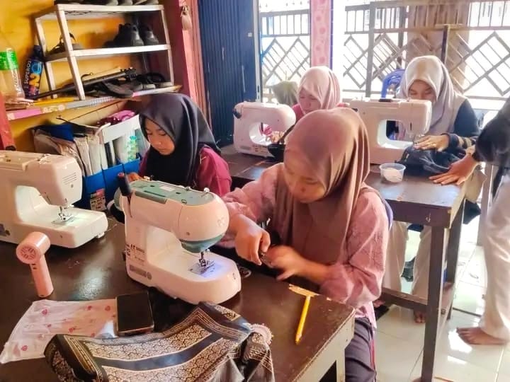Program Sekolah Kembali Pertamina EP Adera Field membuka ruang bagi anak-anak putus sekolah untuk kembali mengenyam pendidikan sekaligus mempelajari keterampilan menjahit yang menjadi bekal setelah lulus.