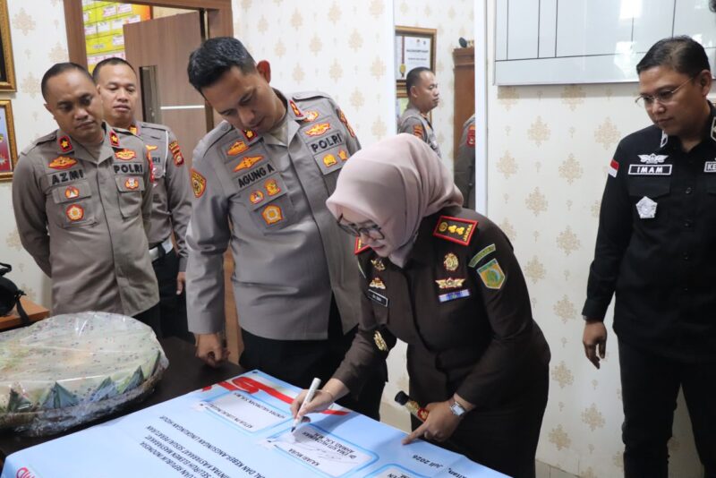Kapolres Musi Rawas AKBP Agung Adhitya Prananta dan Kajari Musi Rawas Dr Ema Siti Huzaemah Ahmad teken MoU