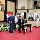 Ketua JMSI Sumsel Firdaus Komar bersama Chief Business Officer PT Rifan Financindo Berjangka Kantor Cabang Palembang, Eko Budhi Prasetyo melakukan penandatanganan nota kesepahaman 
