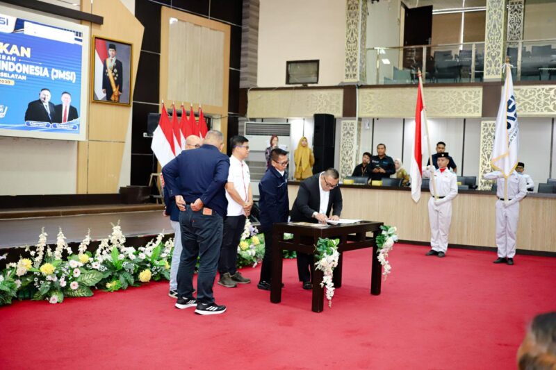 Ketua JMSI Sumsel Firdaus Komar bersama Chief Business Officer PT Rifan Financindo Berjangka Kantor Cabang Palembang, Eko Budhi Prasetyo melakukan penandatanganan nota kesepahaman 