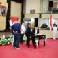 Ketua JMSI Sumsel Firdaus Komar bersama Chief Business Officer PT Rifan Financindo Berjangka Kantor Cabang Palembang, Eko Budhi Prasetyo melakukan penandatanganan nota kesepahaman 