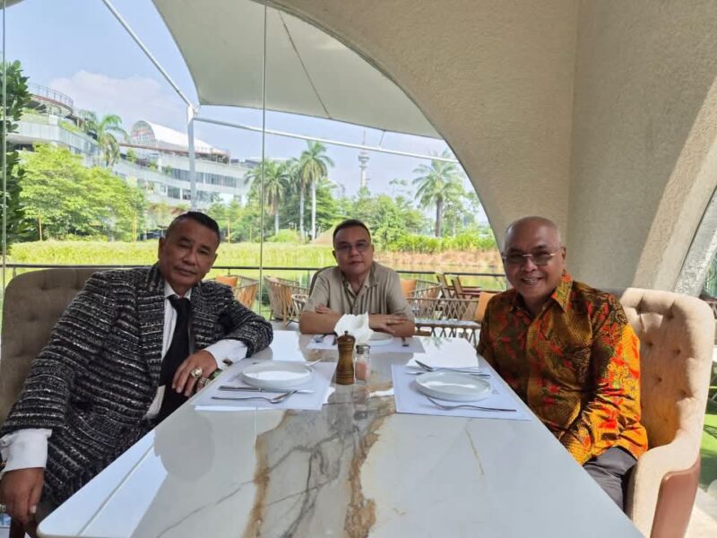Pertemuan Ketua PWI Pusat Achmad Munir dan Hotman Paris Hutapea di mediasi Waka DPR RI Sufmi Dasco Ahmad, sepakat mengakhiri polemik