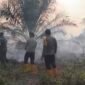 Personil Polsek Muara Lakitan padam api di kebun sawit yang terbakar